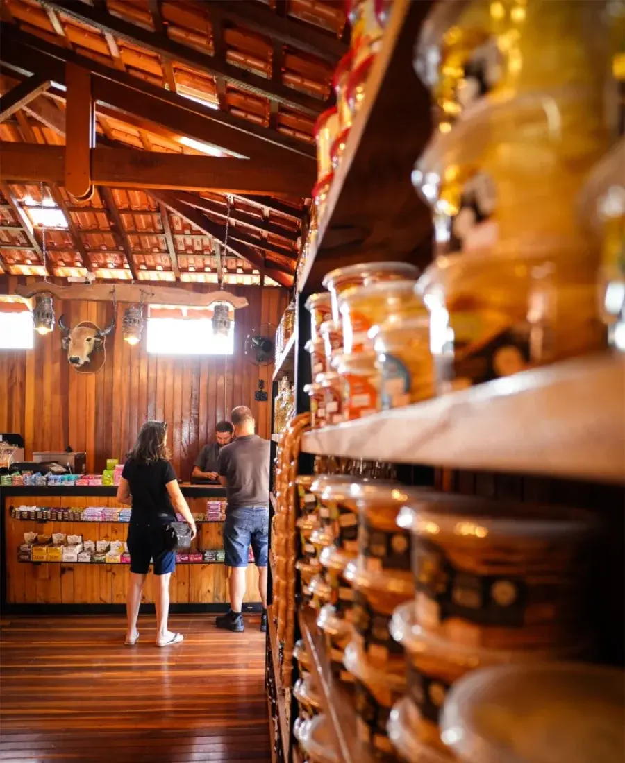 Clientes descobrindo os produtos do Empório Rancho Alegre